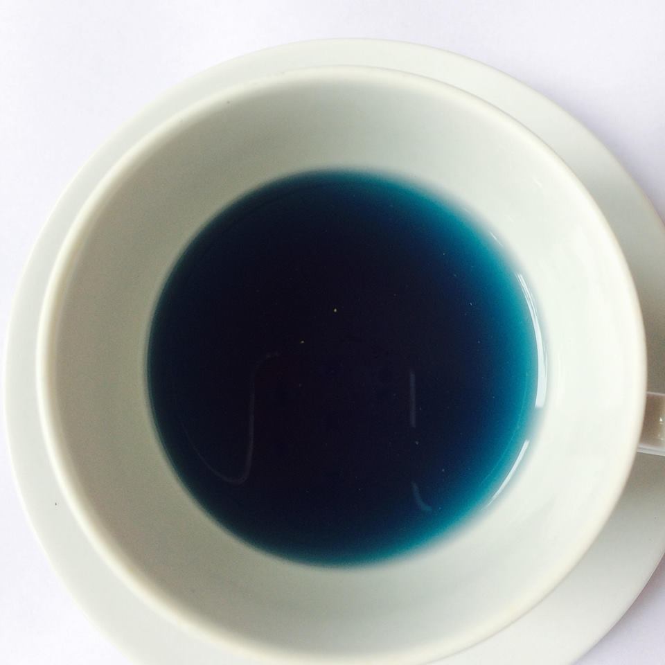 Loose River Trent herbal tea blend with butterfly pea flowers, lemongrass and rose petals